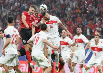 Tyrkia slo Østerrike 2-1 og skal konkurrere med Nederland om en semifinaleplass