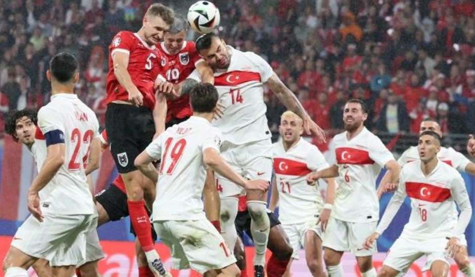 Tyrkia slo Østerrike 2-1 og skal konkurrere med Nederland om en semifinaleplass