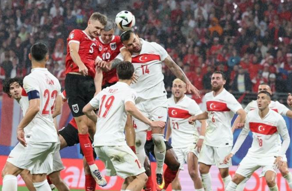 Tyrkia slo Østerrike 2-1 og skal konkurrere med Nederland om en semifinaleplass